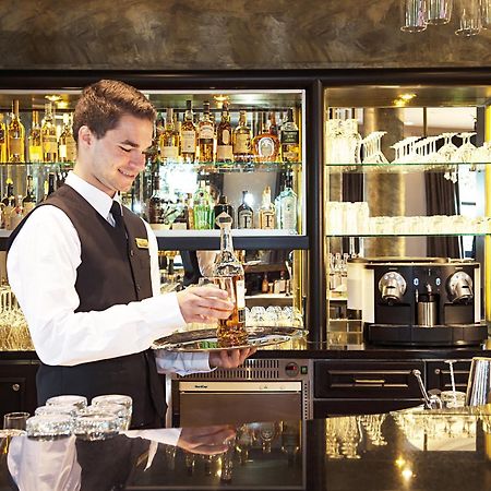Victor'S Residenz-Hotel Schloss Berg Nennig Dış mekan fotoğraf A bartender at work