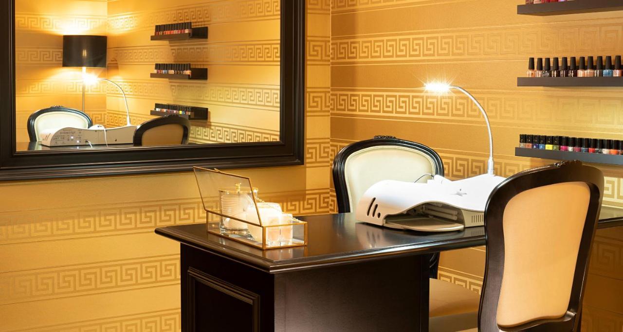 Victor'S Residenz-Hotel Schloss Berg Nennig Dış mekan fotoğraf A manicure station