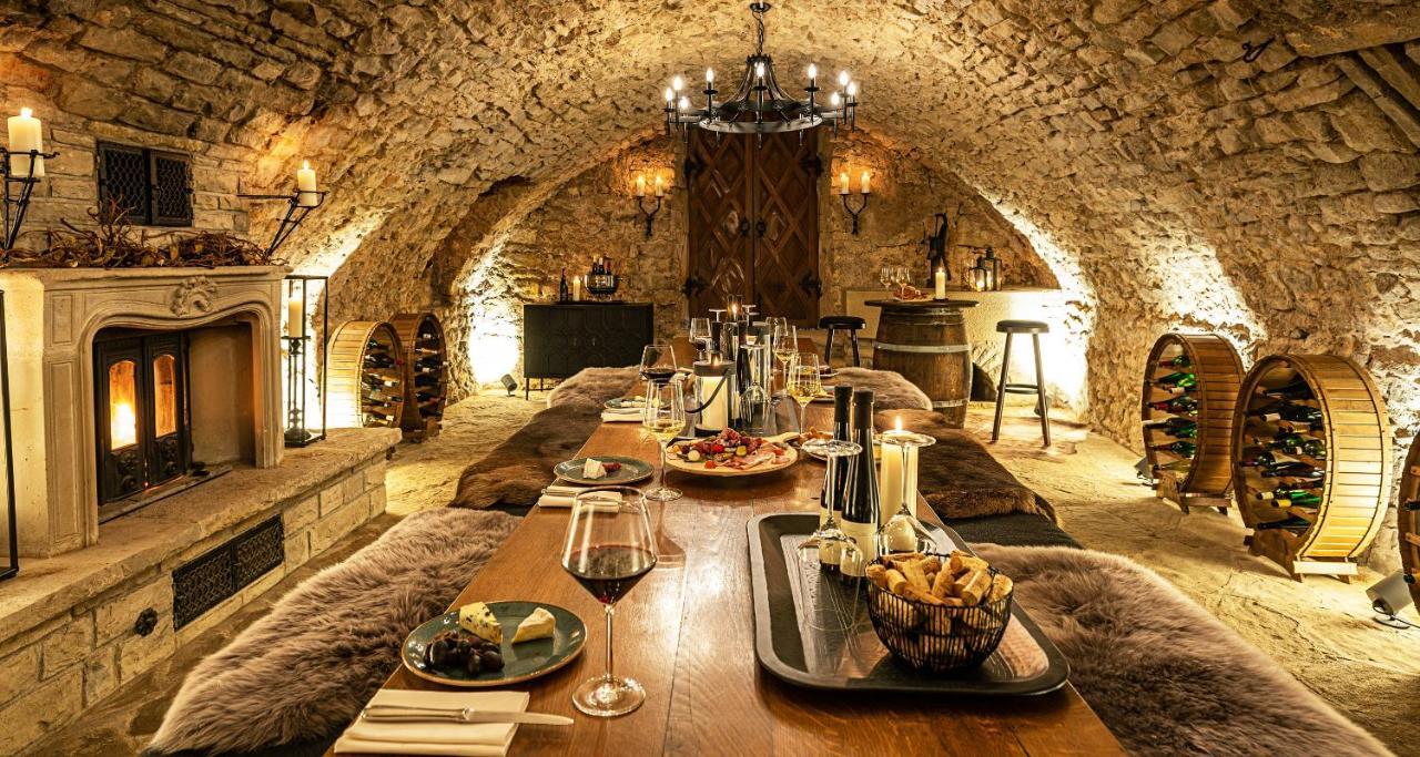 Victor'S Residenz-Hotel Schloss Berg Nennig Dış mekan fotoğraf Wine tasting at Château de Chaumont
