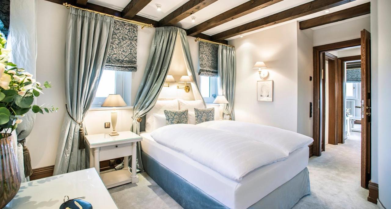 Victor'S Residenz-Hotel Schloss Berg Nennig Dış mekan fotoğraf A bedroom at the hotel