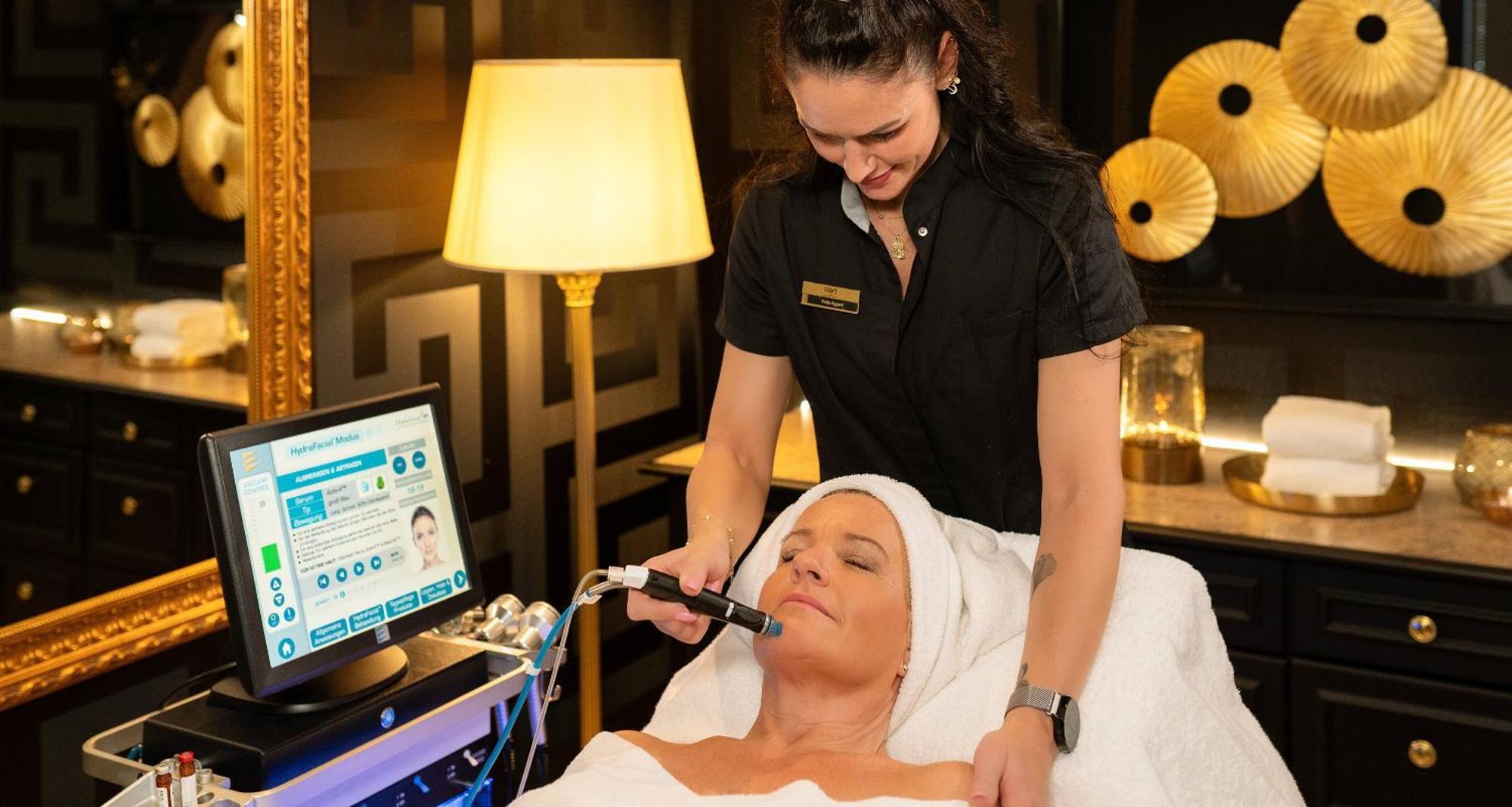 Victor'S Residenz-Hotel Schloss Berg Nennig Dış mekan fotoğraf A woman receiving a facial treatment