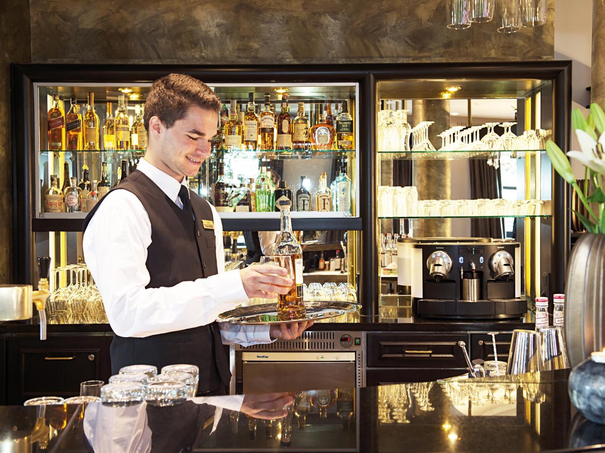 Victor'S Residenz-Hotel Schloss Berg Nennig Dış mekan fotoğraf A bartender at work