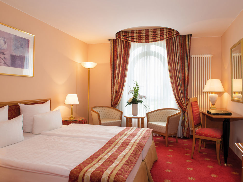 Victor'S Residenz-Hotel Schloss Berg Nennig Dış mekan fotoğraf A typical hotel room