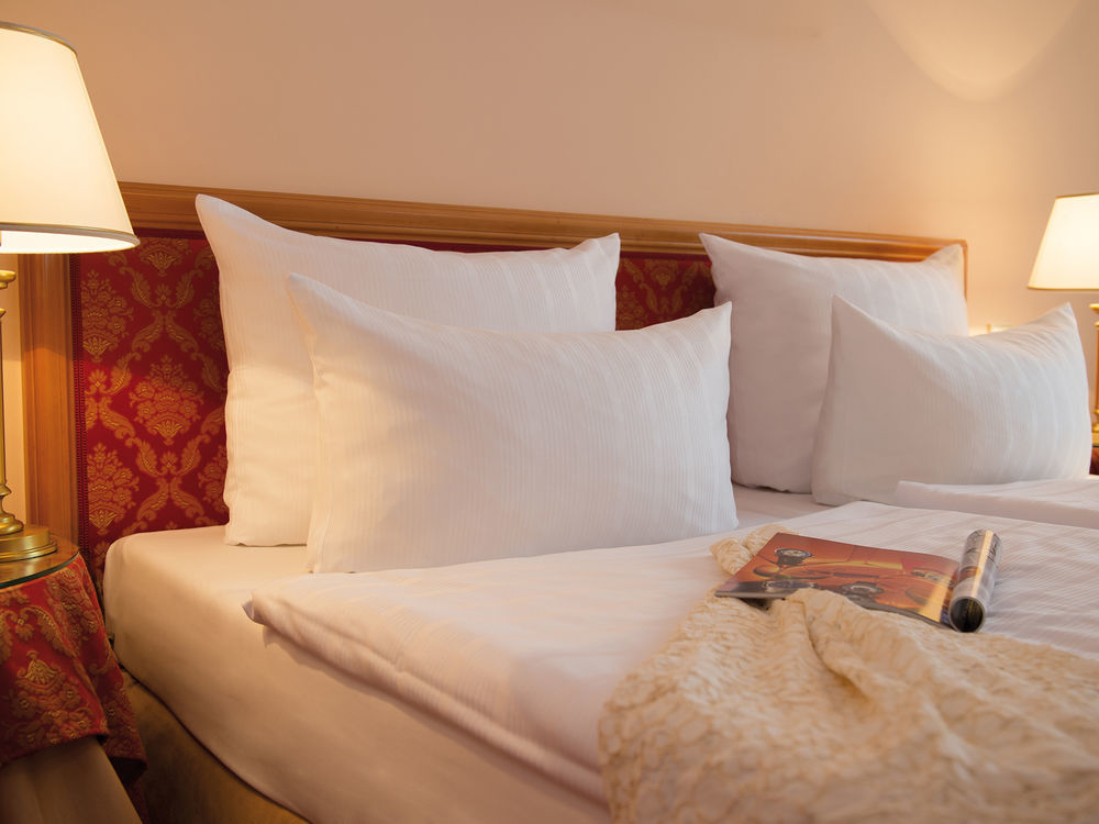 Victor'S Residenz-Hotel Schloss Berg Nennig Dış mekan fotoğraf Pillows on a bed